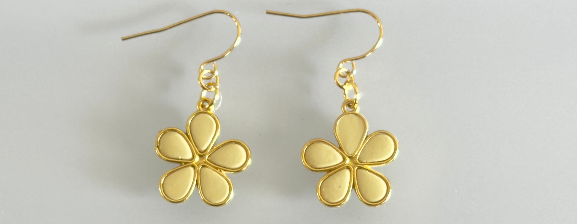 Yellow daisy flower earrings with gold outline and gold hooks